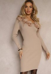 Beżowa Asymetryczna Sukienka Prążkowana z Wiskozą Ozdobiona Piórami i Kwiatami 3D Neldari. Brązowe sukienki Renee, na imprezę, s, bez wzorów, prążkowane, eleganckie, z asymetrycznym kołnierzem, bez ramiączek, mini, asymetryczne. W wyprzedaży za 55.99 zł.
