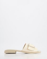KLAPKI DAMSKIE 3879411 BEIGE. Brązowe klapki Venezia, bez wzorów, ze skóry, bez obcasa, bez zapięcia. Za 129.00 zł.
