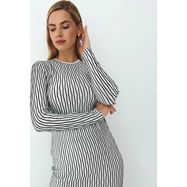 Sweter w ciekawy wzór - Biały. Białe swetry Mohito, l, bez wzorów, bez ramiączek. W wyprzedaży za 49.99 zł.