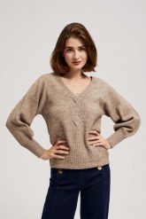 Sweter z dekoltem w serek ciemnobeżowy. Brązowe swetry MOODO, l, bez wzorów, z elastanu, bez ramiączek. W wyprzedaży za 55.99 zł.
