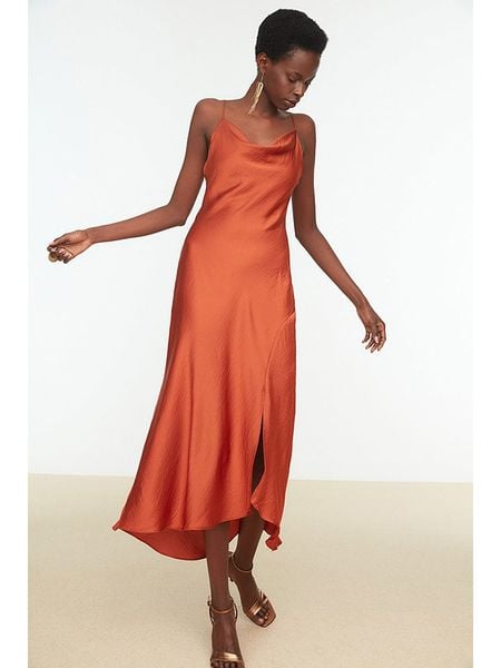 Trendyol Sukienka w kolorze jasnobrązowym rozmiar: 34. Brązowe sukienki Trendyol, bez wzorów, bez kołnierzyka, bez ramiączek, midi. Za 74.81 zł.