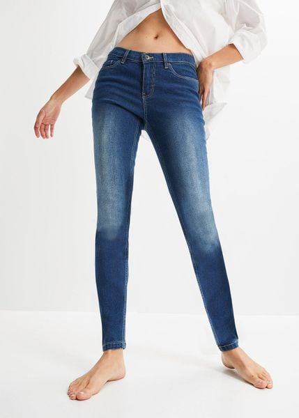 Dżinsy Skinny ze stretchem, średni stan. Niebieskie jeansy bonprix, bez wzorów, z jeansu. Za 82.99 zł.