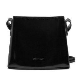 Torebka Calvin Klein. Czarne listonoszki Calvin Klein, bez wzorów, bez dodatków. Za 299.99 zł.