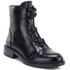 Botki damskie z ozdobnymi kwiatkami ocieplane czarne Potocki SZ12852. Czarne botki POTOCKI, bez wzorów, ze skóry ekologicznej, bez obcasa, bez zapięcia. Za 179.99 zł.