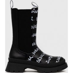 Desigual sztyblety damskie kolor czarny na płaskim obcasie. Czarne botki Desigual, bez wzorów, z gumy, z okrągłym noskiem, bez obcasa, na płaskiej podeszwie, bez zapięcia. W wyprzedaży za 559.99 zł.