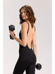 Onamaste Kombinezon "Oshia" w kolorze czarnym do jogi rozmiar: S/M. Czarne kombinezony Onamaste, m, bez wzorów, z materiału, sportowe, bez kołnierzyka, bez ramiączek. Za 217.99 zł.