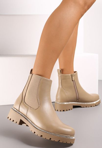 Ciemnobeżowe Botki Sztyblety Ozdobione Cyrkoniami Wokół Podeszwy Baelora. Brązowe botki Renee, bez wzorów, klasyczne, bez obcasa, na płaskiej podeszwie, bez zapięcia. W wyprzedaży za 111.99 zł.