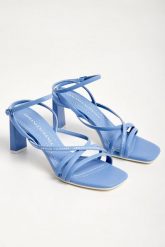 Sandały damskie na obcasie ARMANI EXCHANGE. Sandały Armani Exchange, bez wzorów, bez obcasa, na obcasie, bez zapięcia. W wyprzedaży za 365.17 zł.