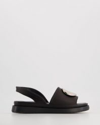 CZARNE SANDAŁY Z BROSZKĄ 2709 R11 BLACK. Czarne sandały Venezia, bez wzorów, ze skóry, bez obcasa, bez zapięcia. Za 399.00 zł.