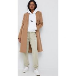 Calvin Klein płaszcz wełniany kolor beżowy przejściowy. Brązowe płaszcze Calvin Klein, bez wzorów, z wełny, klasyczne, bez kaptura. Za 1,999.90 zł.