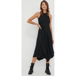 Calvin Klein sukienka kolor czarny midi rozkloszowana. Czarne sukienki Calvin Klein, bez wzorów, z tkaniny, bez kołnierzyka, bez ramiączek, midi, rozkloszowane. W wyprzedaży za 629.99 zł.