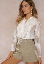 Biała Koszula z Falbankami z Koronkowej Tkaniny Danya. Białe koszule Renee, bez wzorów, z jeansu, eleganckie, bez kołnierzyka, bez ramiączek. W wyprzedaży za 91.99 zł.
