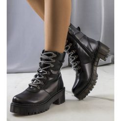 Czarne botki z ozdobnym wiązaniem Hildel. Czarne botki bez wzorów, z materiału, eleganckie, bez obcasa, bez zapięcia. Za 135.07 zł.