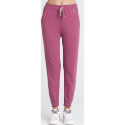SPODNIE TWINSET U&B. Czerwone spodnie dresowe Twinset U&B, z aplikacjami, z dresówki. Za 353.40 zł.