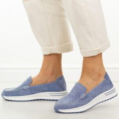 Granatowe ażurowe skórzane mokasyny damskie Jezzi 9793. Niebieskie mokasyny Jezzi, w ażurowe wzory, z jeansu, z okrągłym noskiem. Za 239.00 zł.
