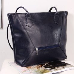 Torebka skórzana DAN-A T384 granatowa. Torebki klasyczne DAN-A, bez wzorów, ze skóry, eleganckie, bez dodatków. Za 349.99 zł.