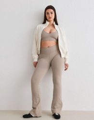 Damskie legginsy bezszwowe, prążkowane, squat proof, dzwony, skrócone ciemny beż. Brązowe legginsy AIM'N, bez wzorów, z dzianiny. Za 297.00 zł.