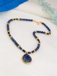 Pierres de Jade Pozłacany naszyjnik z elementami ozdobnymi - dł. 47 cm rozmiar: onesize. Niebieskie naszyjniki Pierres de Jade, z materiału, z lazurytem, pozłacane. Za 86.99 zł.