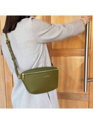 ATELIERS SAINT GERMAIN Skórzana saszetka w kolorze khaki - 26 x 15 x 9 cm rozmiar: onesize. Brązowe nerki i saszetki ATELIERS SAINT GERMAIN, bez wzorów, z materiału, sportowe, bez dodatków. Za 440.28 zł.