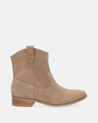 BEŻOWE BOTKI Z ZAMSZU 102080 1054 C BE. Brązowe botki Venezia, bez wzorów, ze skóry, bez obcasa, bez zapięcia. Za 499.00 zł.