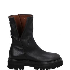 CZARNE BOTKI A59201 NERO. Czarne botki Venezia, bez wzorów, ze skóry, bez obcasa, bez zapięcia. Za 599.00 zł.