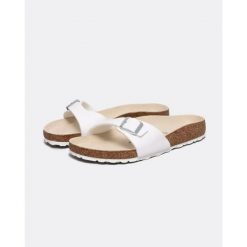 Klapki damskie Birkenstock Madrid. Białe klapki Birkenstock, bez wzorów, z materiału, klasyczne, bez obcasa, bez zapięcia. Za 279.00 zł.