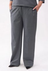Eleganckie grafitowe spodnie Soft Comfort z kieszeniami PLUS SIZE XXL. Szare spodnie materiałowe Moda Size Plus Iwanek, bez wzorów, z nylonu, biznesowe, krótkie. W wyprzedaży za 159.90 zł.
