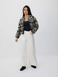 Kurtka bomberka z haftem - czarny. Czarne kurtki Reserved, l, bez wzorów, z bawełny, bez kaptura. Za 199.99 zł.