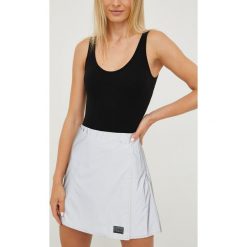 Dkny spódnica kolor srebrny mini prosta. Szare spódnice DKNY, na co dzień, l, bez wzorów, z materiału, mini, proste. W wyprzedaży za 319.99 zł.