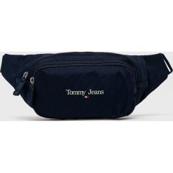 Tommy Jeans nerka kolor granatowy. Niebieskie nerki i saszetki Tommy Jeans, bez wzorów, z jeansu, z nadrukiem, bez dodatków. Za 269.99 zł.