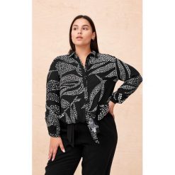 Koszula Damska Satya Plus Size Czarny / T225-02. Czarne koszule blue shadow, plus size, bez wzorów, z satyny, wakacyjne, z asymetrycznym kołnierzem, plus size, bez ramiączek. Za 279.90 zł.
