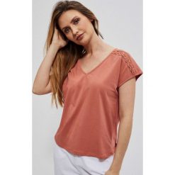 Bluzka z ażurowym zdobieniem. Bluzki MOODO, z aplikacjami, z bawełny, bez kołnierzyka, bez ramiączek. W wyprzedaży za 29.99 zł.