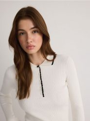 Bluzka polo z wiskozą - złamana biel. Bluzki Reserved, l, bez wzorów, z dzianiny, bez kołnierzyka, bez ramiączek. W wyprzedaży za 49.99 zł.