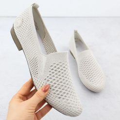 Półbuty damskie tekstylne ażurowe beżowe Rieker 51969-90. Brązowe półbuty wsuwane Rieker, w ażurowe wzory, z tkaniny, bez obcasa. Za 207.99 zł.