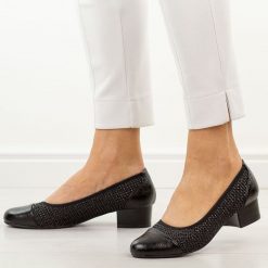 Czarne półbuty damskie na obcasie M.Daszyński Sa200-16. Czarne półbuty wsuwane M.Daszyński, na jesień, w ażurowe wzory, z materiału, biznesowe, bez obcasa, na obcasie. Za 189.00 zł.