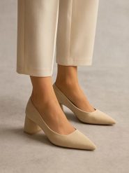 Bellucci Czółenka w kolorze beżowym rozmiar: 41. Brązowe czółenka Bellucci, bez wzorów, klasyczne, bez obcasa, bez zapięcia. Za 91.34 zł.