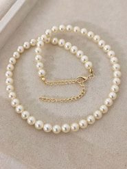 Luja Bijoux Naszyjnik perłowy - dł. 42 cm rozmiar: onesize. Białe naszyjniki Luja Bijoux, z materiału, z perłą, pozłacane. Za 61.60 zł.