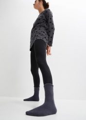Piżama oversize z legginsami. Szare piżamy bonprix, bez wzorów, bez kołnierzyka, bez ramiączek. Za 99.99 zł.