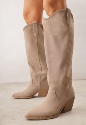 Ciemnobeżowe Gładkie Kozaki Kowbojki z Imitacji Zamszu na Stożkowym Obcasie Karelia. Brązowe kozaki Born2be, bez wzorów, z jeansu, boho, bez obcasa, na obcasie, bez zapięcia. Za 199.99 zł.