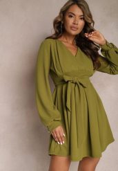 Zielona Rozkloszowana Sukienka Mini z Wiązanym Paskiem Lavendra. Zielone sukienki Renee, l, bez wzorów, z materiału, bez kołnierzyka, bez ramiączek, mini, kopertowe. W wyprzedaży za 127.99 zł.