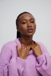 Sweter oversize z bufiastymi rękawami LILA DREAM - RIVERO. Fioletowe swetry Marsala, na lato, bez wzorów, z wełny, bez ramiączek. Za 249.90 zł.