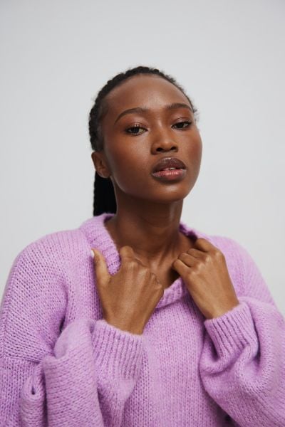 Sweter oversize z bufiastymi rękawami LILA DREAM - RIVERO. Fioletowe swetry Marsala, na lato, bez wzorów, z wełny, bez ramiączek. Za 249.90 zł.