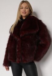 Bordowa Kurtka Futerko z Szerokim Kołnierzem Vertilira. Czerwone kurtki Born2be, m, bez wzorów, z futra, eleganckie, bez kaptura. Za 229.99 zł.