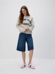 Bluza z haftowanym napisem - jasnoszary. Szare bluzy Reserved, l, bez wzorów, z bawełny, bez ramiączek, bez kaptura. Za 99.99 zł.