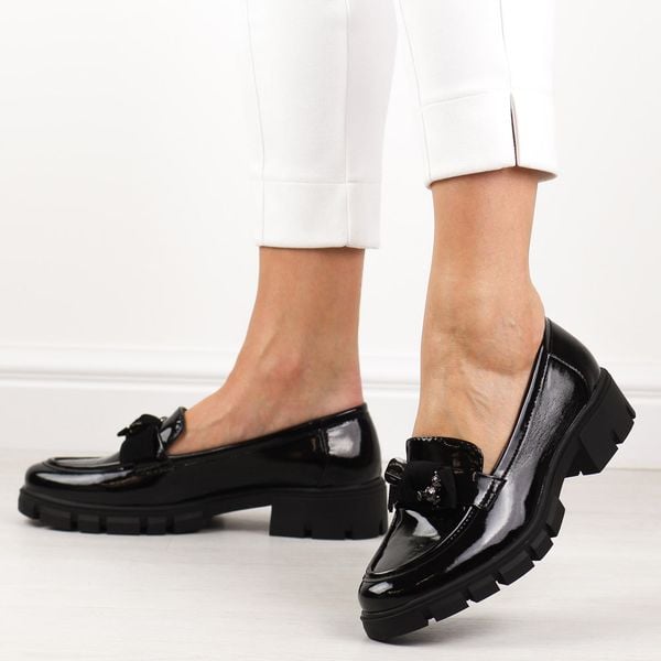 Czarne lakierowane mokasyny damskie z misiem M.Daszyński 23106-1. Czarne mokasyny M.Daszyński, bez wzorów, z lakierowanej skóry. Za 159.00 zł.