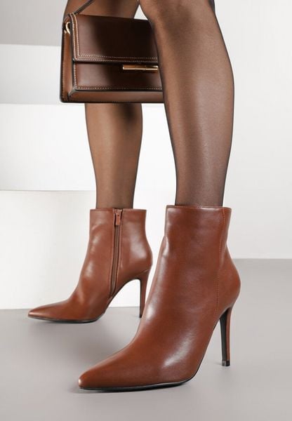 Brązowe Botki na Szpilce Vices w Klasycznym Stylu Nurivie. Brązowe botki Renee, bez wzorów, klasyczne, bez obcasa, na obcasie, bez zapięcia. Za 129.99 zł.