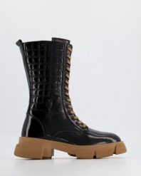 LAKIEROWANE BOTKI 10033 401 BLACK. Czarne botki Venezia, bez wzorów, z lakierowanej skóry, bez obcasa, bez zapięcia. Za 299.00 zł.