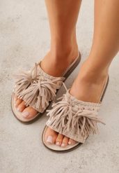 Beżowe Klapki w Stylu Boho Zdobione Frędzlami Stavania. Brązowe klapki Born2be, z aplikacjami, z jeansu, boho, bez obcasa, na płaskiej podeszwie, bez zapięcia. Za 89.99 zł.