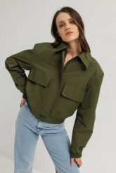 Krótka kurtka bomberka w kolorze KHAKI - WONDER-L. Zielone kurtki Marsala, l, bez wzorów, z bawełny, klasyczne, bez kaptura. W wyprzedaży za 99.98 zł.