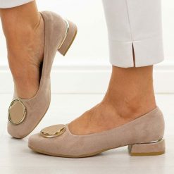 Beżowe zamsz Polskie czółenka damskie Suzana 2520. Brązowe czółenka Suzana, na jesień, z aplikacjami, z zamszu, eleganckie, bez obcasa, na obcasie, bez zapięcia. Za 249.00 zł.